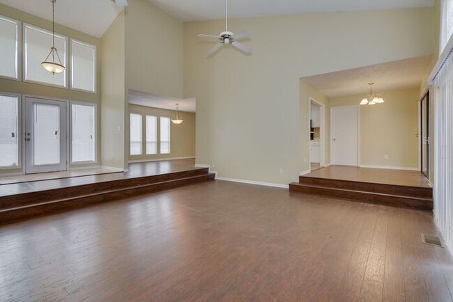 Building Photo - Spacious Three Bedroom in Goshen Lake
