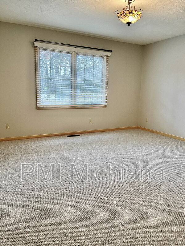 Building Photo - 1973 Creekbank Ln