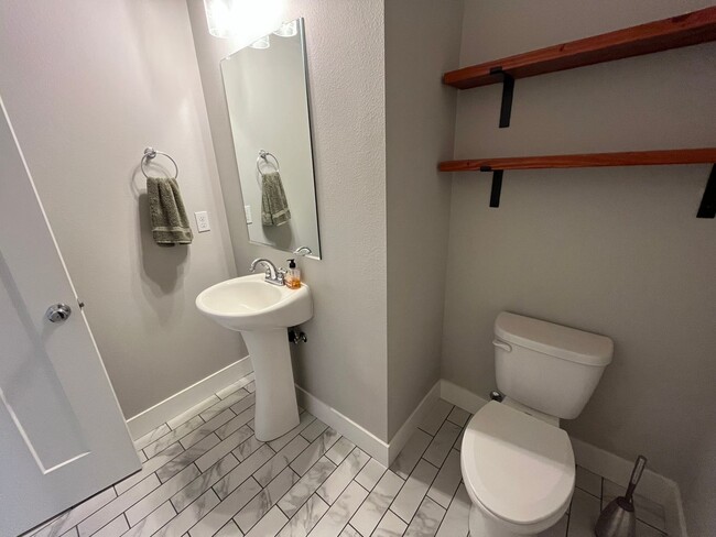 Building Photo - Beautiful and Newer 4 Bedroom 2.5 Bathroom Craftsman attached House close to the Columbia River! ...