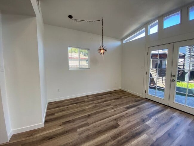 Building Photo - Stunning 2 Bed / 2 Bath Home Near Lake Murray!