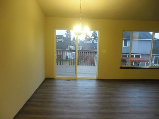 Building Photo - Newer Split Entry 4 Bedroom 3 Bath Home
