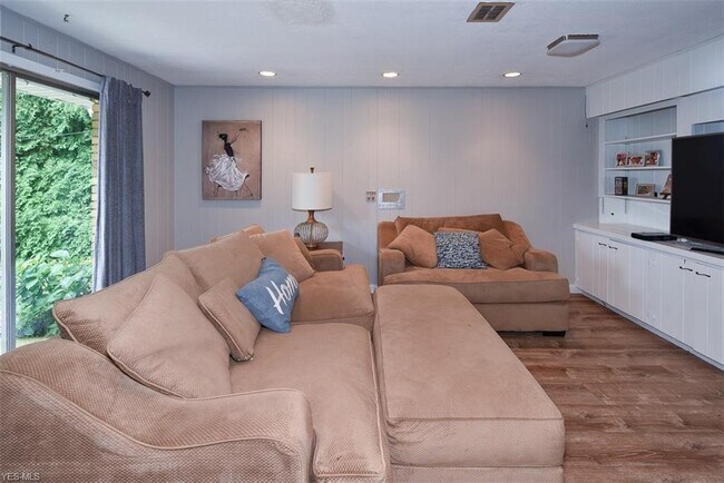 Building Photo - 24735 Twickenham Dr