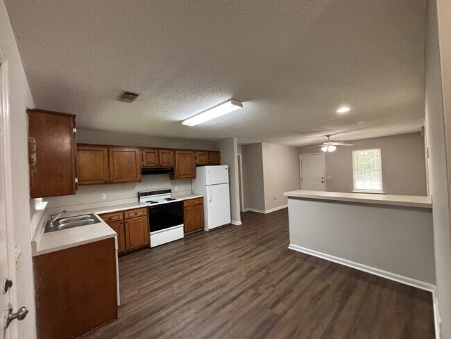 Building Photo - 201 Maderia Ct