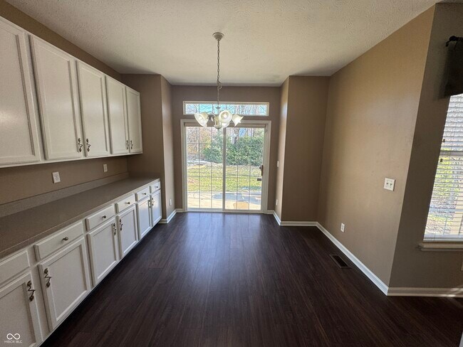 Building Photo - 7435 Sycamore Run Dr