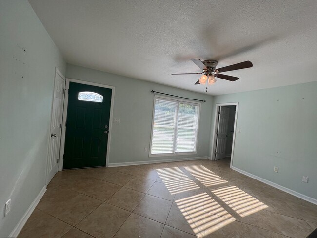 Building Photo - 1207 Sunshine Dr
