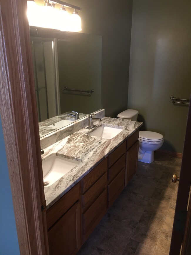 Master bath on main level - 2804 Porter Ridge Rd