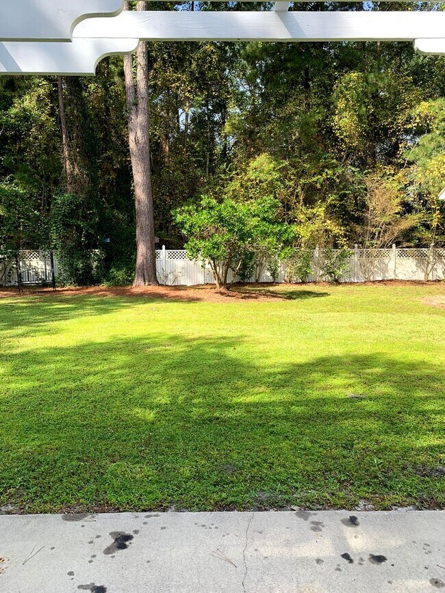 Building Photo - Beautiful 4-Bedroom Valdosta Home with Sun...