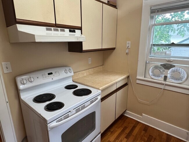 Building Photo - 1300 W Barnes Ave