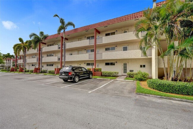 Building Photo - 9410 N Hollybrook Lake Dr