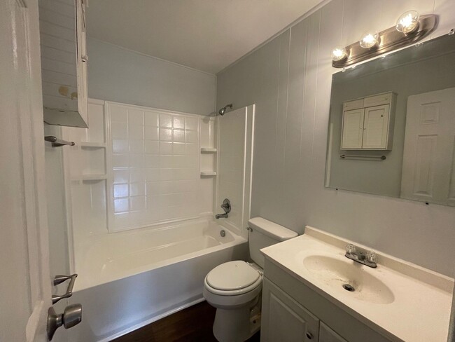 Building Photo - Super Cute 2 bedroom / 1 bathroom home nea...