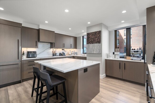Building Photo - 220 Boylston St