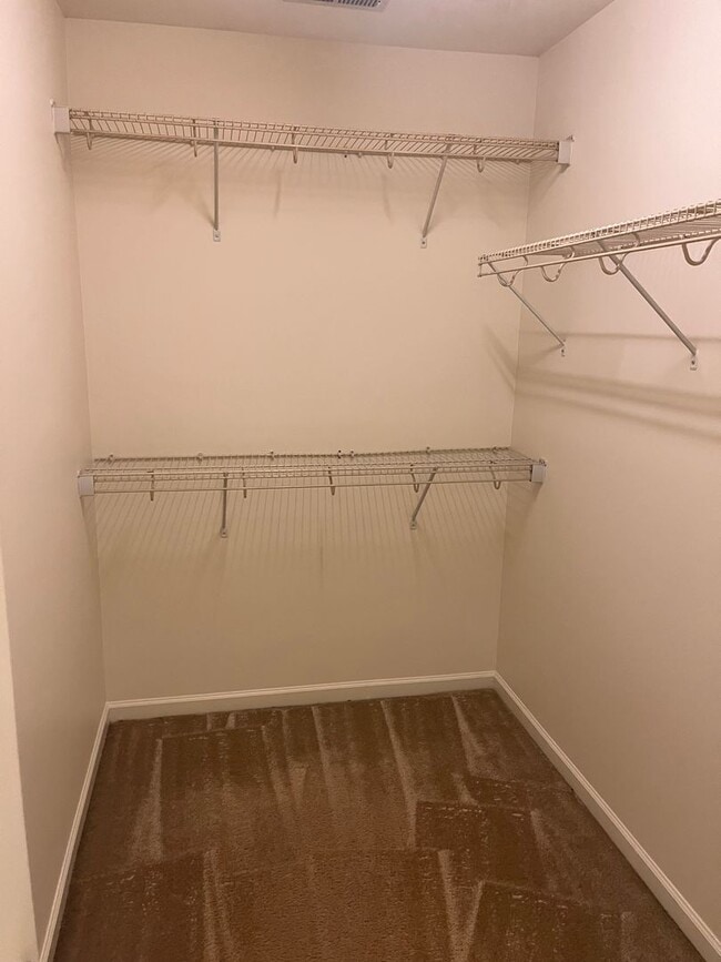 Building Photo - Beautiful 3 bedroom 2.5 baths Townhouse