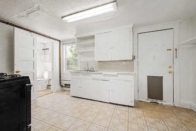 Building Photo - "Charming 1-Bed 1 bath in Englewood – Cozy 400 Sq Ft Living!"