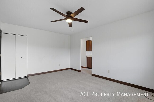 Building Photo - 725 Dakota Dr