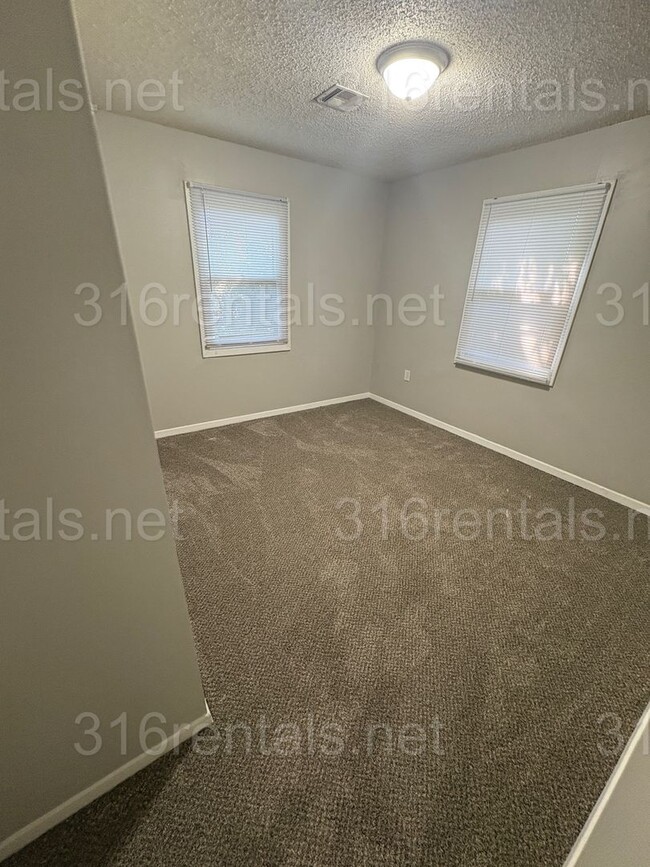 Building Photo - $925 - 3 bedroom / 1 bathroom - Single Fam...