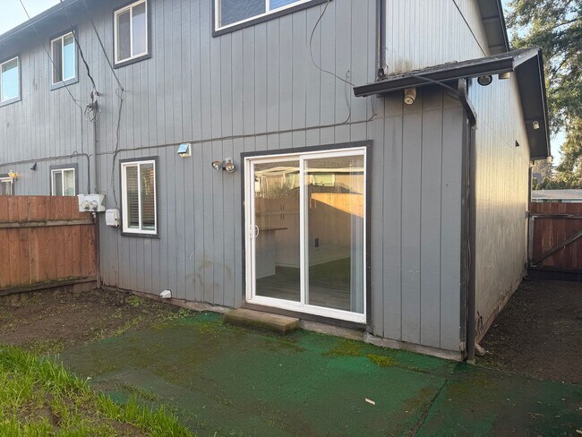 Building Photo - Updated 2 bedroom 1.5 bath duplex in Thurston!