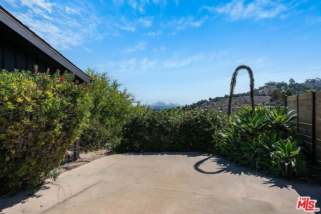 Building Photo - 5961 Wrightcrest Dr