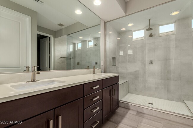 Building Photo - 3551 E Louise Dr