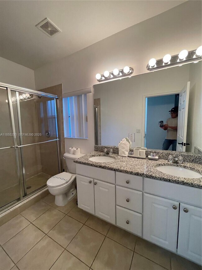 Building Photo - 3450 NW 17th Terrace