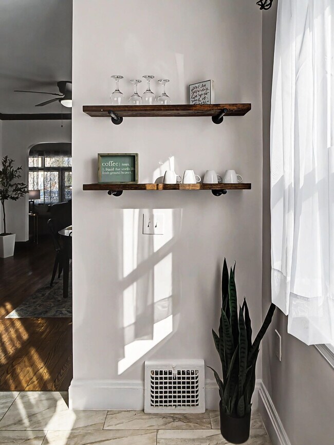 Building Photo - 10619 Bernard Ave