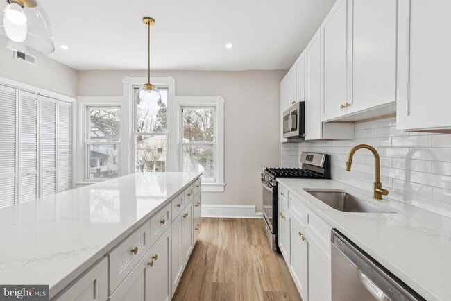 Building Photo - 11 Lexington Ave