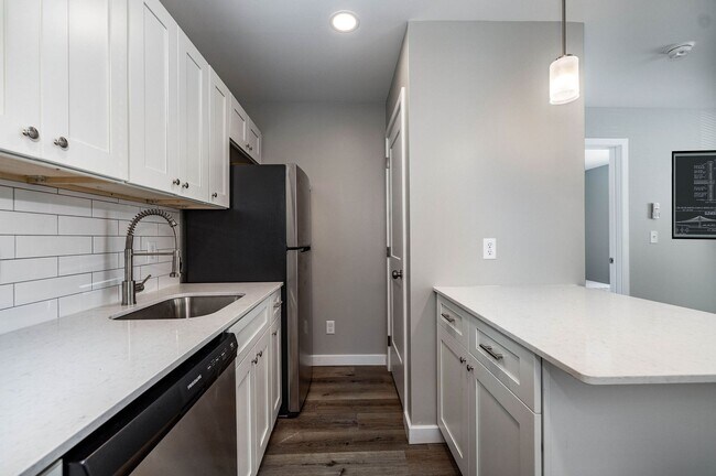 Building Photo - Ravines Apartments - Modern 1-Bedroom  Apa...