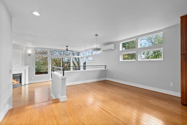 Building Photo - Luxurious Air-Conditioned Leschi View Town...