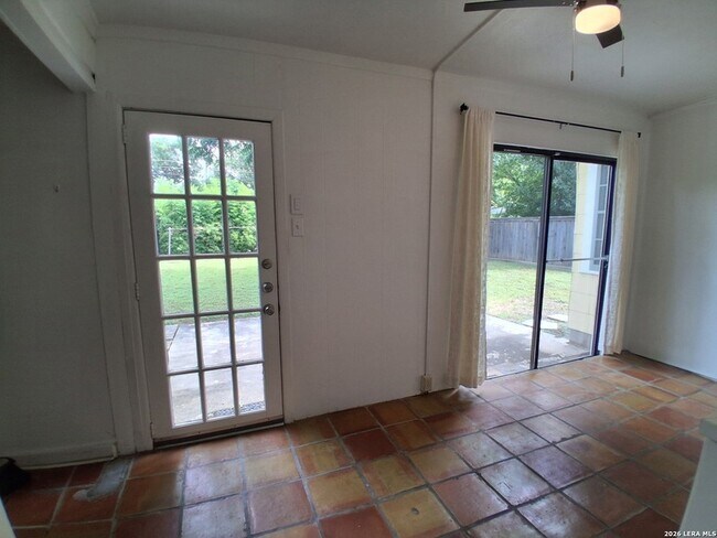 Building Photo - 315 W Ridgewood Ct