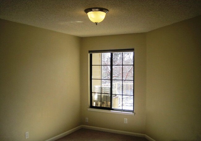 Building Photo - Sunny, South-facing, Boulder Condo for Ren...