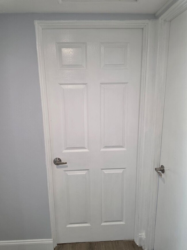 Building Photo - FOR RENT!!! NEWLY RENOVATED 2-BEDROOM TRIPLEX – UTILITIES INCLUDED – PRIME KISSIMMEE LOCATION!