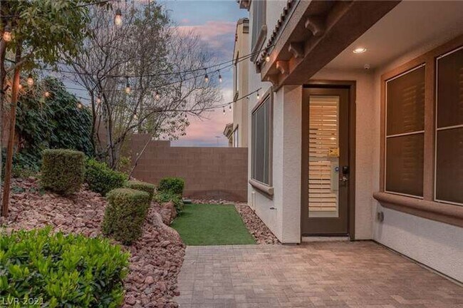 Building Photo - Stunning 3-bedroom, 2.5-bathroom home loca...
