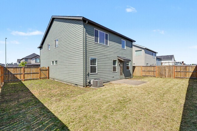 Building Photo - 4 Bed (plus BONUS ROOM), 2.5 Bath Newer Home in NE Salem