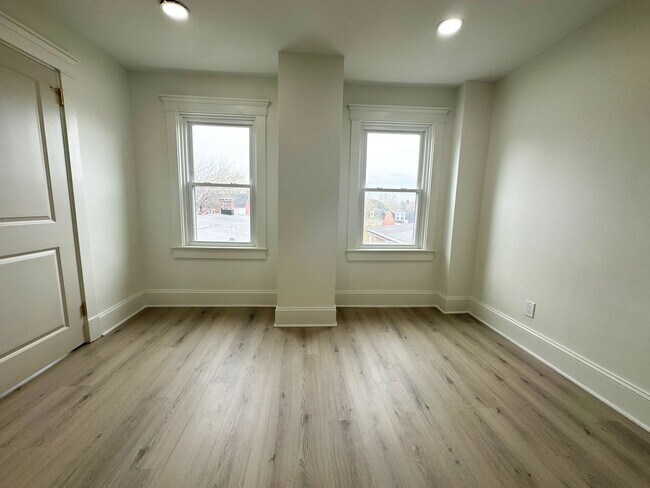 Building Photo - 528 Manor St