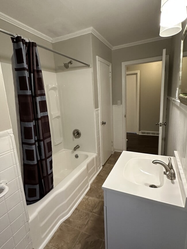 Building Photo - COMING SOON: Spacious 2 bedroom apartment