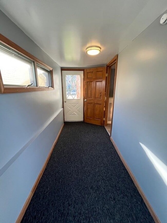 Building Photo - 3 bedroom 1 bathroom