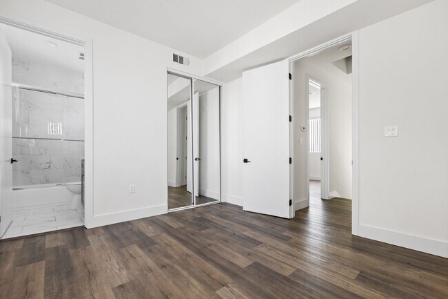 Building Photo - A beautifully designed and renovated 4 bed / 4 1/2 bath townhome located in the desirable Sawtell...