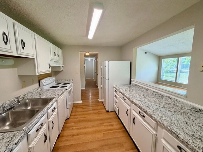Building Photo - Large Lot; Fenced Backyard; No HOA