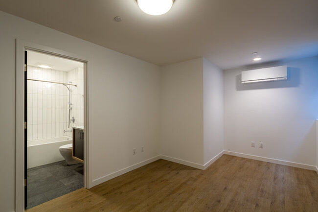 Spacious bedroom with en-suite bathroom - 625 Malden Ave E