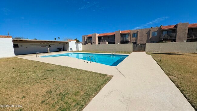 Building Photo - 6539 E Golf Links Rd