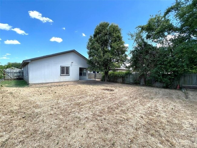 Building Photo - 1211 Saddle Dr