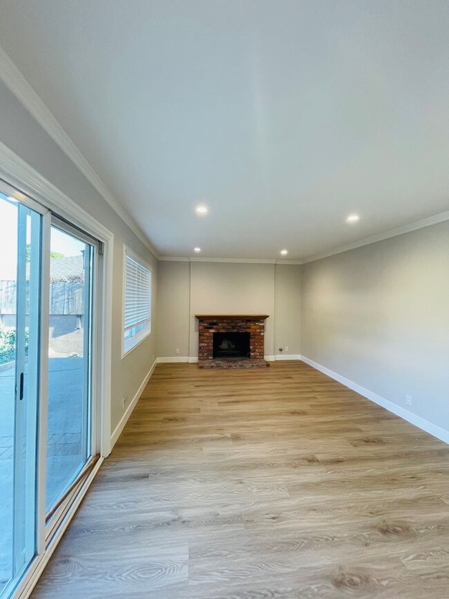 Building Photo - Amazing renovated 4 bedroom 2 full bath si...