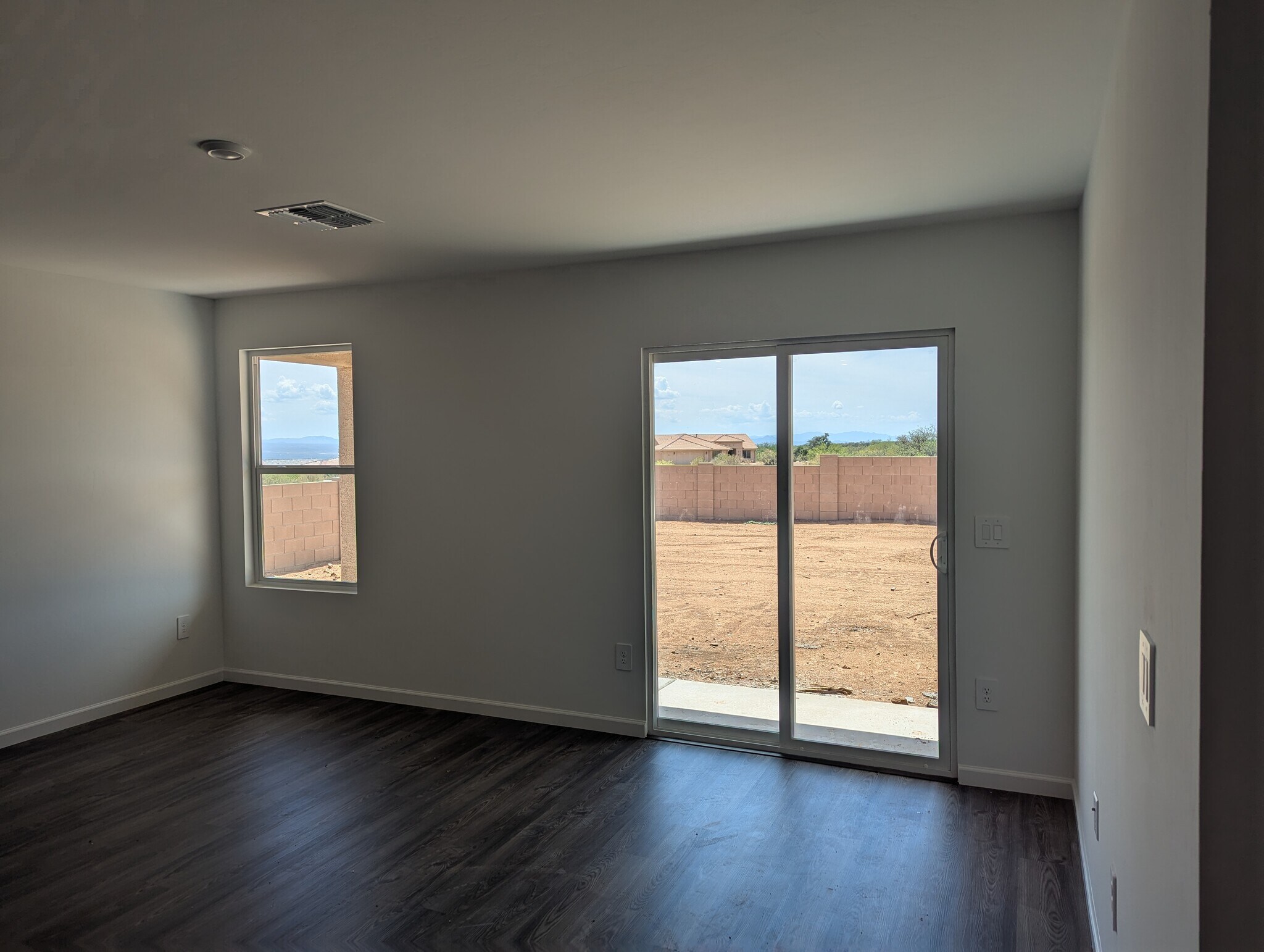 Living family room - 1361 Kartchner Trail