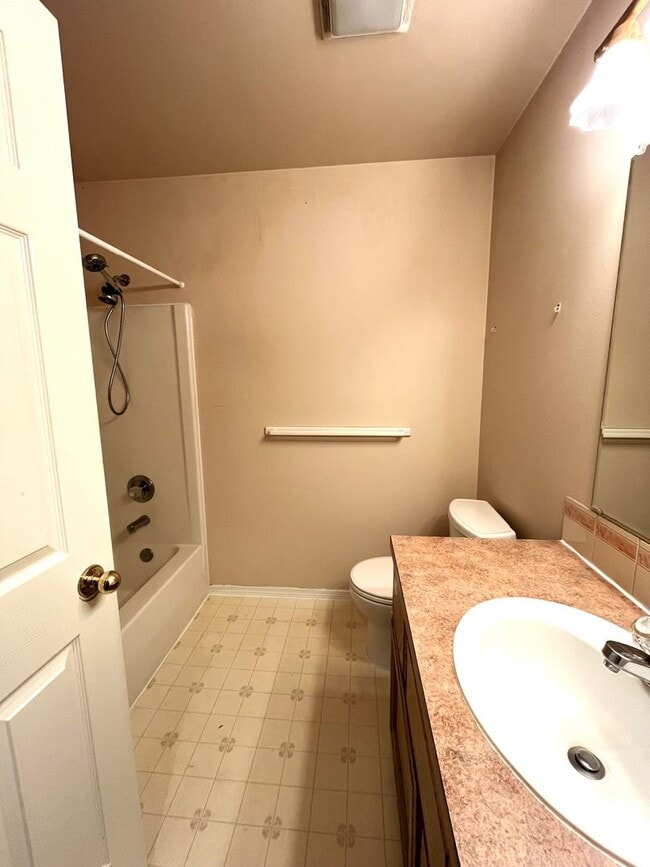 Building Photo - Three Bedroom In Great Location
