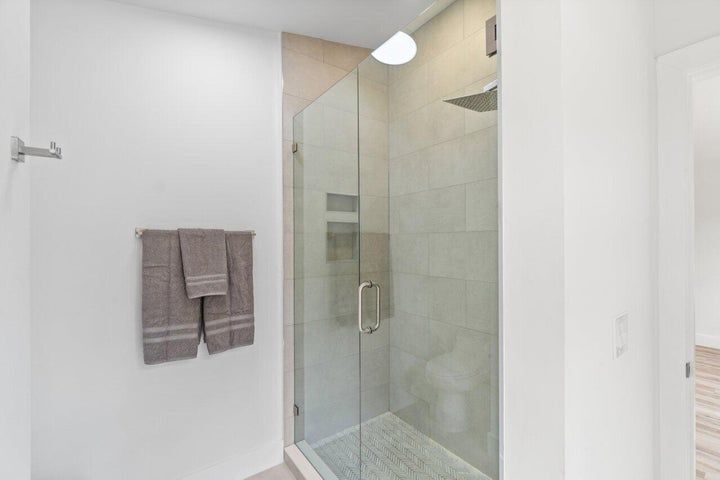 Building Photo - 6427 Park Lake Cir