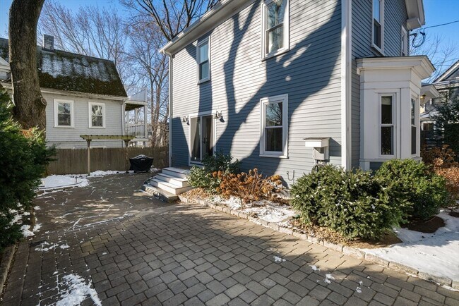 Building Photo - 40 Mead St