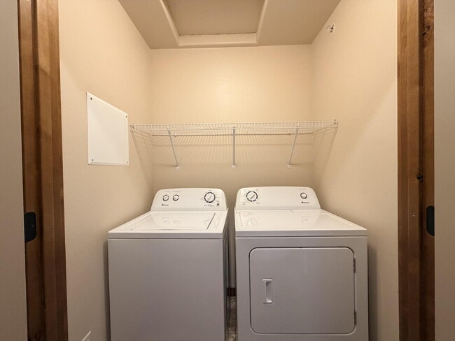 Building Photo - Beautiful 2 Bed, 1.5 Bath Townhouse with Bridger Views, Pets OK!