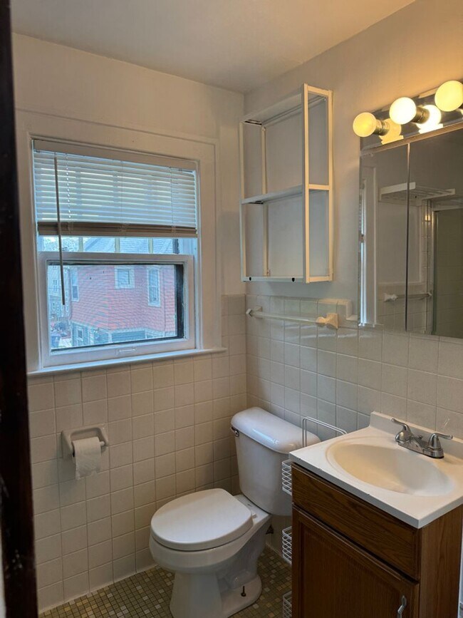 Building Photo - 845 E University Ave