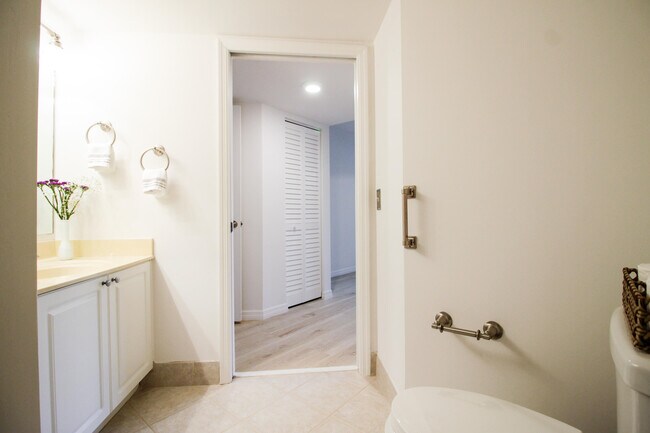 Building Photo - 1200 Crestwood Ct S