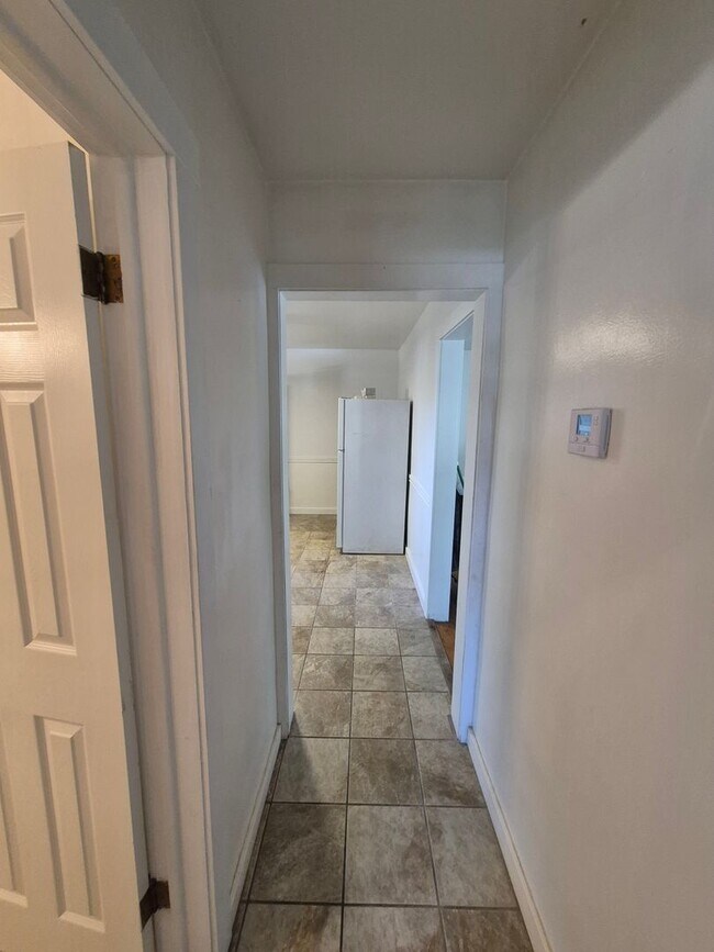 Building Photo - 2 bed, 1 Bath house in Bolivar, Mo! Call Quick!