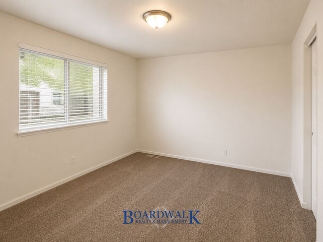 Building Photo - 253 E Crestone Ave